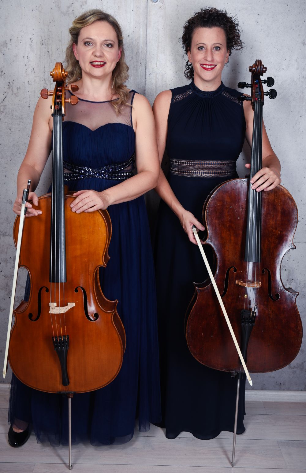 Portraitaufnahme der beiden Cellistinnen Katrin Banhierl und Christina Elsner