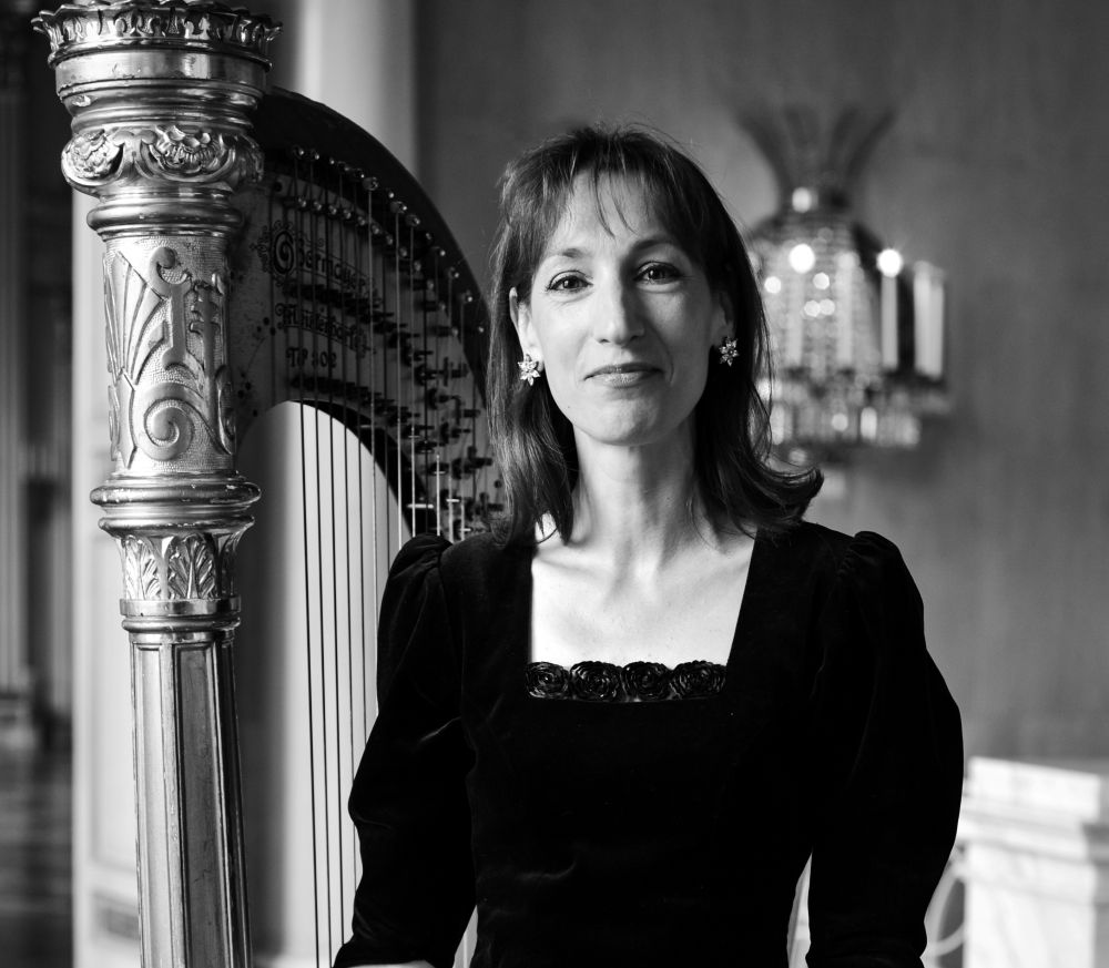 Portraitaufnahme der Harfinistin Veronika Ponzer