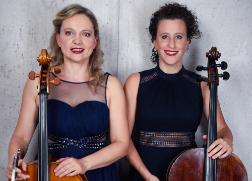 Portraitaufnahme der beiden Cellistinnen Katrin Banhierl und Christina Elsner