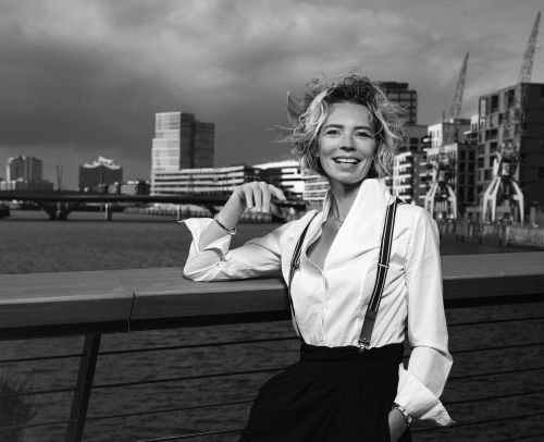 Portraitaufnahme im Hafen von der Klavierkabarettistin Christine Schütze